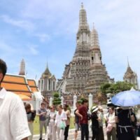 Die Bank von Thailand hat am Mittwoch den Zinssatz unerwartet um 25 Basispunkte auf 2,25 Prozent gesenkt. Die Senkung des thailändischen Leitzinses dürfte der Tourismusbranche zugute kommen, da sie es den Unternehmern ermöglicht, zu investieren und ihre Dienstleistungen zu modernisieren, um so ihre Wettbewerbsfähigkeit zu verbessern. Gleichzeitig könnten die Ausgaben der Touristen steigen.