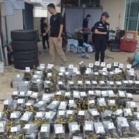 Ein Team der Polizei des Department of Special Investigation (DSI) durchsuchte gemeinsam mit Beamten der Provincial Electricity Authority (PEA) an mehreren Standorten in Kanchanaburi Wohnhäuser und Geschäftsgebäude, die in Bitcoin Mining Höhlen umgewandelt worden waren, und stahl dabei jährlich Strom im Wert von über 100 Millionen Baht, berichtete PPTVHD36 am 9. Oktober.