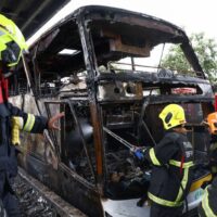 Die Behörden haben vier Anklagen gegen den Fahrer eines Busses erhoben, der auf der Vibhavadi Rangsit Road Feuer fing, was zum Tod von 23 Schülern und Lehrern führte. Der Fahrer, Herr Saman, behauptete, er sei nach dem Vorfall in Panik nach Ang Thong geflohen. Am 2. Oktober 2024 besuchte Generalmajor Chayanon Meesati, stellvertretender Kommandant der Provinzpolizeiregion 1, zusammen mit anderen Beamten den Ort, um Herrn Saman zu verhören.