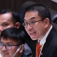 Der Abgeordnete der Volkspartei, Wiroj Lakkhanaadisorn, bat die Wahlkommission um Klärung, ob sich unter den Anträgen, die zu einer Untersuchung des De-facto Vorsitzenden der Pheu Thai Partei, Thaksin Shinawatra, geführt haben, auch eine anonyme Petition befindet. Ihm wird vorgeworfen, die größte Regierungspartei unerlaubt beherrscht und gelenkt zu haben, wenn auch hinter den Kulissen.