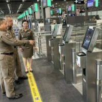 Das biometrische System wird an den Flughäfen Chiang Mai , Chiang Rai, Don Mueang, Hat Yai, Phuket und Suvarnabhumi zum Einsatz kommen. AOT geht davon aus, dass die neue Technologie das Passagiererlebnis deutlich verbessern und die Bearbeitungszeit an den Kontrollpunkten für registrierte Reisende von drei Minuten auf nur eine Minute verkürzen wird.