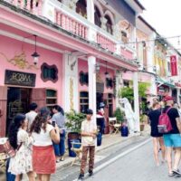 . Phuket hat mit der Einführung der Initiative „Phuket Old Town Carbon Neutrality 2030“ einen bedeutenden Schritt in Richtung nachhaltiger Tourismus unternommen. Ziel dieser Initiative ist es, die historische Altstadt bis 2030 zum ersten CO2-neutralen Gebiet Thailands zu machen.