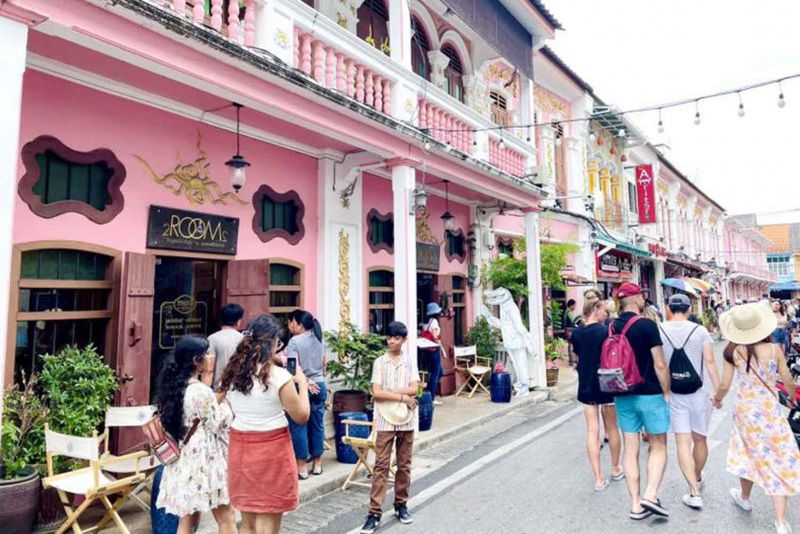 . Phuket hat mit der Einführung der Initiative „Phuket Old Town Carbon Neutrality 2030“ einen bedeutenden Schritt in Richtung nachhaltiger Tourismus unternommen. Ziel dieser Initiative ist es, die historische Altstadt bis 2030 zum ersten CO2-neutralen Gebiet Thailands zu machen.