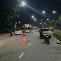 Ein ausländischer Biker war bei einem Kontrollpunkt für Alkohol am Steuer in Pattaya mit einem Beamten zusammengestoßen und hatte dabei einen Polizisten schwer verletzt. Er flüchtete mit einem Verdächtigen in ein Dickicht, der schließlich festgenommen wurde, jedoch die Vorwürfe bestreitet.