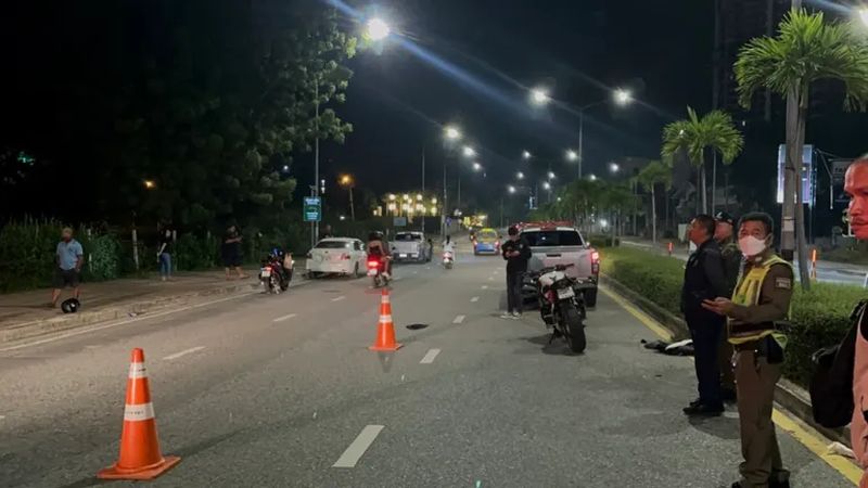 Ein ausländischer Biker war bei einem Kontrollpunkt für Alkohol am Steuer in Pattaya mit einem Beamten zusammengestoßen und hatte dabei einen Polizisten schwer verletzt. Er flüchtete mit einem Verdächtigen in ein Dickicht, der schließlich festgenommen wurde, jedoch die Vorwürfe bestreitet.