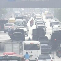 Die Luftqualität in Bangkok hat sich deutlich verschlechtert. 28 Gebiete sind von PM 2,5-Staubpartikeln übersät . Die Behörden haben Warnungen herausgegeben und erwarten zwischen diesem Sonntag, dem 17. November, und nächsten Dienstag, dem 19. November, einen Anstieg der Schadstoffwerte . Den Einwohnern wird geraten, Vorsichtsmaßnahmen zum Schutz ihrer Gesundheit zu ergreifen .