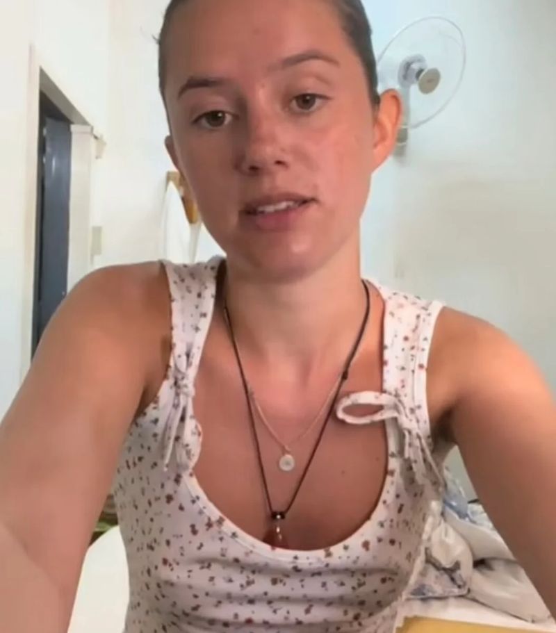 Eine britische Touristin berichtete, wie sie nur knapp dem Tod entkam, nachdem eine Nacht in einem berüchtigten Hostel in Laos in einer beinahe tödlichen Methanolvergiftung endete . Derselbe Partyort ist nach dem tragischen Tod von sechs anderen Urlaubern berüchtigt und wirft einen dunklen Schatten auf Vang Viang , ein Dorf, das einst für seine ausgelassene Backpacker-Szene berühmt war.