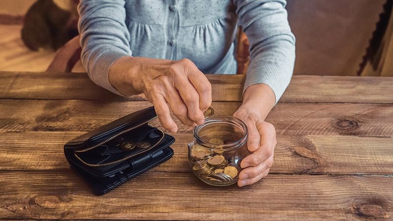 Im Ausland (darunter in Thailand ) lebende britische Rentner werden bald einer verstärkten Kontrolle unterzogen, da das britische Bankgeheimnis im Zuge einer neuen Gesetzgebung zur Bekämpfung von Rentenbetrug geändert werden soll.Der Gesetzentwurf zum Datenschutz und zur digitalen Information, der derzeit im House of Lords geprüft wird, soll Anfang 2025 in Kraft treten, schreibt Barry Kenyon für Pattaya Mail.
