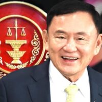 Thaksin Shinawatra und die Pheu Thai Partei erringen einen wichtigen juristischen Sieg, da das Verfassungsgericht sechs Klagen gegen sie abweist. Dies festigt ihre Position vor den bevorstehenden Kommunalwahlen in Udon Thani. Das Urteil stärkt Thaksins politischen Einfluss und vor allem Thailands politische Stabilität.