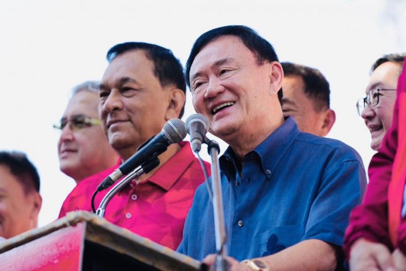 Der ehemalige Premierminister Thaksin Shinawatra sprach am Donnerstag bei einer Wahlkampfkundgebung im Bezirk Ban Dung in Udon Thani zu seinen Anhängern. Er half dem Kandidaten der Pheu Thai-Partei bei der Stimmenwerbung für die Wahl des Vorsitzenden der Provinzverwaltungsorganisation am Sonntag.
