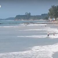 Ein deutscher Tourist wurde am Freitag verletzt, als er beim Schwimmen vor dem Strand von Khao Lak in der Provinz Phang Nga von einem großen Fisch gebissen wurde. Die lokalen Behörden in Khao Lak schließen einen Haiangriff nicht aus Der 57-Jährige deutsche Tourist erlitt eine tiefe Wunde – etwa 15 Zentimeter breit und 30 Zentimeter lang – am linken Bein.