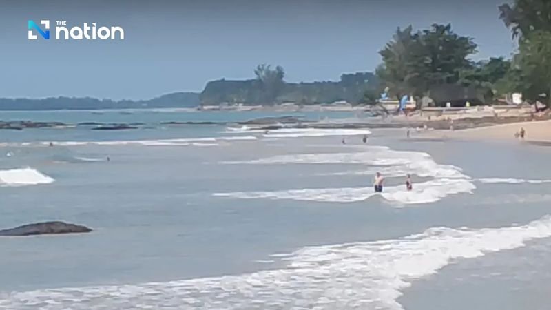 Ein deutscher Tourist wurde am Freitag verletzt, als er beim Schwimmen vor dem Strand von Khao Lak in der Provinz Phang Nga von einem großen Fisch gebissen wurde. Die lokalen Behörden in Khao Lak schließen einen Haiangriff nicht aus Der 57-Jährige deutsche Tourist erlitt eine tiefe Wunde – etwa 15 Zentimeter breit und 30 Zentimeter lang – am linken Bein.