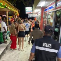 . Die beliebte Full Moon Party und das Loy Krathong-Festival auf Koh Phangan zogen am Freitagabend mehr als 9.000 Touristen an, und bis zum Morgen normalisierte sich die Lage wieder, trotz Gerüchten über eine mögliche Bedrohung für israelische Touristen auf der Insel.