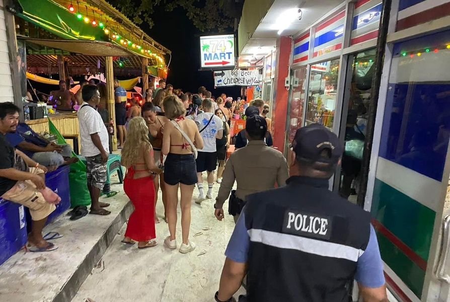 . Die beliebte Full Moon Party und das Loy Krathong-Festival auf Koh Phangan zogen am Freitagabend mehr als 9.000 Touristen an, und bis zum Morgen normalisierte sich die Lage wieder, trotz Gerüchten über eine mögliche Bedrohung für israelische Touristen auf der Insel.