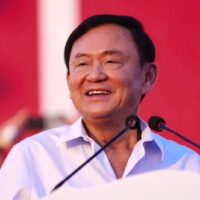 Die Wahlkommission setzt ihre Untersuchung der Vorwürfe gegen den ehemaligen Premierminister Thaksin Shinawatra unbeirrt fort und konzentriert sich dabei auf die Behauptungen, er habe die Pheu Thai Partei manipuliert und sich in die Koalitionsregierung eingemischt.