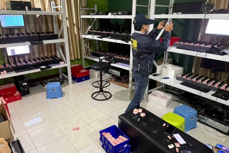 In der nördlichen Provinz Chiang Mai führte die Polizei mehrere Razzien durch, die zur größten Beschlagnahmung von Geräten für Anrufbetrug in Thailand führten. Diese werden mit einer thailändisch - chinesischen Bande in Verbindung gebracht.