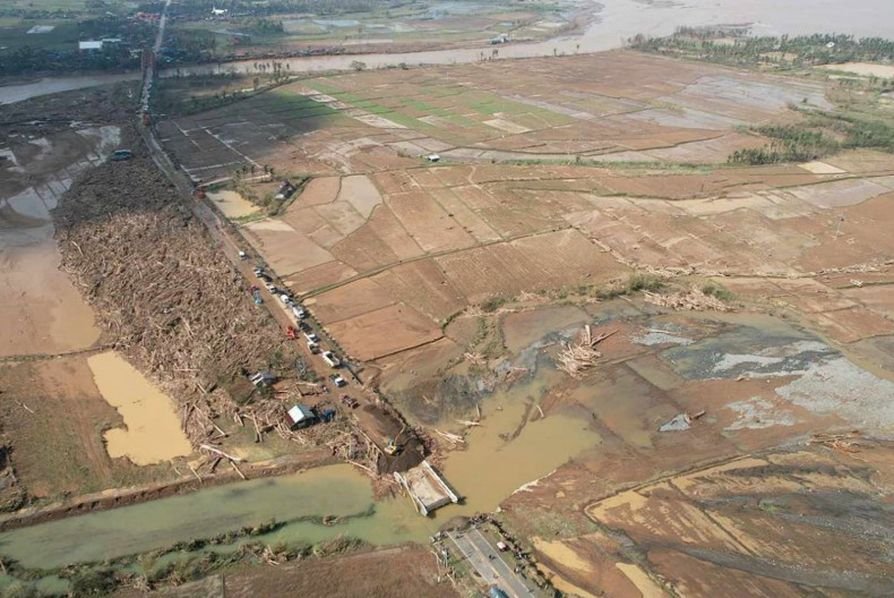 Eine Drohnenaufnahme zeigt eine zerstörte Brücke und aufgehäufte Trümmer entlang der Straße nach dem Taifun Usagi in der philippinischen Provinz Cagayan am Freitag. Jetzt werden die Bewohner der Bicol-Region auf Luzon gewarnt, sich auf den Supertaifun Man-Yi vorzubereiten, der lokal als Pepito bekannt ist. (Foto: Philippinisches Rotes Kreuz via Reuters)