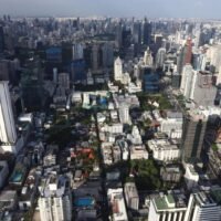 Der öffentliche Nahverkehr hat den Preisindex für unbebaute Grundstücke im Großraum Bangkok in die Höhe getrieben, was auf eine Erholung des Immobilienmarktes hindeutet. Dem Real Estate Information Center (REIC) zufolge werden im Jahr 2025 weitere Preissteigerungen erwartet.