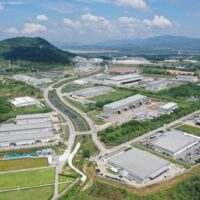 Der Industriegebietsentwickler Pinthong Industrial Park Plc plant die Entwicklung von zwei neuen Gebieten, um die Expansion ausländischer Unternehmen im Land zu unterstützen. Hintergrund sind die Auswirkungen geopolitischer Konflikte und das Wachstum der Rechenzentren. Die neuen Siedlungen – Pinthong Industrial Estate 9 und 10 – erstrecken sich über insgesamt 3.000 Rai Land in der östlichen Provinz Rayong.