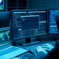 In einer schockierenden Wendung der Ereignisse werden drei Polizeibeamte des thailändischen Cyber Crime Investigation Bureau (CCIB) wegen angeblicher Verschwörung zu einem Erpressungsplan im Wert von 300 Millionen Baht gegen chinesische Staatsbürger untersucht. Dieser Skandal hat ein tieferes Netz der Korruption ans Licht gebracht; sechs weitere Beamte und ein Zivilist befinden sich bereits in Haft.