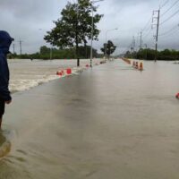 Ein Mann schaut am Donnerstag auf die überflutete Straße 43 im Bezirk Nong Chik in Pattani. Die Straße dient als Hauptverbindung zwischen Songkhla und anderen südlichsten Provinzen.