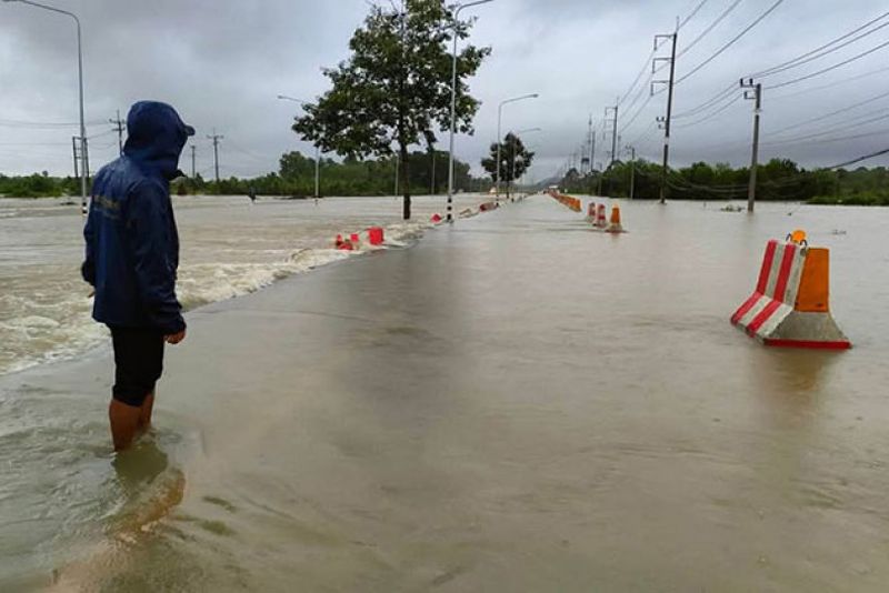 Ein Mann schaut am Donnerstag auf die überflutete Straße 43 im Bezirk Nong Chik in Pattani. Die Straße dient als Hauptverbindung zwischen Songkhla und anderen südlichsten Provinzen.