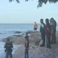 Die Leiche eines Ausländers, der Goldschmuck trug, wurde gestern früh (22. November) an einen Strand in Pattaya gespült, es besteht jedoch kein Verdacht auf Fremdverschulden. Polizisten und Rettungskräfte eilten gestern früh (22. November) zum Wong Amat Strand in Pattaya, nachdem die Leiche eines mit Goldschmuck bekleideten Ausländers an Land gespült worden war, berichtete der Fernsehsender Channel 7.