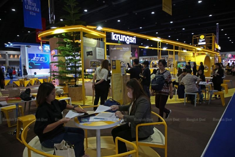 Kleine Unternehmen sind laut Kreditauskunftei in noch schlechterer Lage und haben 20 % mehr uneinbringliche Forderungen als noch vor einem Jahr. Der Anstieg der uneinbringlichen Kredite trifft die thailändischen Haushalte.