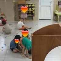 Eine Mutter griff ein, nachdem sie miterlebt hatte, wie ihr Kind in der Schule gemobbt wurde, und entschied sich schließlich, das Kind in eine andere Klasse zu versetzen. Obwohl sie Hilfe bei den Lehrern suchte, verbesserte sich die Situation nicht, was die anhaltenden Bedenken hinsichtlich Mobbing in Bildungseinrichtungen unterstreicht.