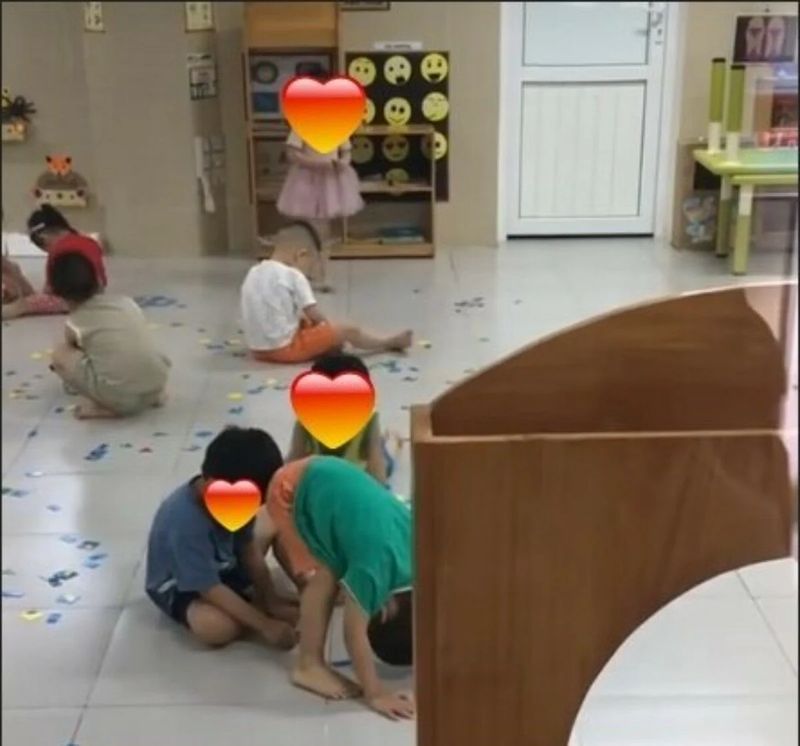 Eine Mutter griff ein, nachdem sie miterlebt hatte, wie ihr Kind in der Schule gemobbt wurde, und entschied sich schließlich, das Kind in eine andere Klasse zu versetzen. Obwohl sie Hilfe bei den Lehrern suchte, verbesserte sich die Situation nicht, was die anhaltenden Bedenken hinsichtlich Mobbing in Bildungseinrichtungen unterstreicht.
