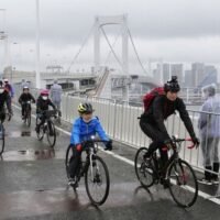 Heute, am Freitag (1. November) ist eine überarbeitete japanische Verkehrsordnung in Kraft getreten, die Gefängnis- und Geldstrafen für Radfahrer vorsieht, die ihr Mobiltelefon benutzen oder unter Alkoholeinfluss fahren. Personen, die beim Radfahren ihr Mobiltelefon benutzen, müssen mit einer Gefängnisstrafe von bis zu sechs Monaten oder einer Geldstrafe von 100.000 Yen (22.000 Baht) rechnen. Wenn sie Unfälle verursacht haben, drohen ihnen Gefängnisstrafen von bis zu einem Jahr oder eine Geldstrafe von 300.000 Yen.