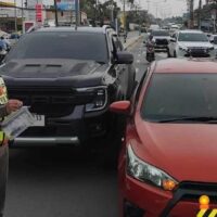 Ein Thailänder forderte den Fahrer eines russischen Pickups auf, die Verantwortung für einen Autounfall auf der Rawai Road in Phuket am 29. Oktober zu übernehmen , nachdem der Ausländer zweimal nicht bei der Polizei erschienen war .