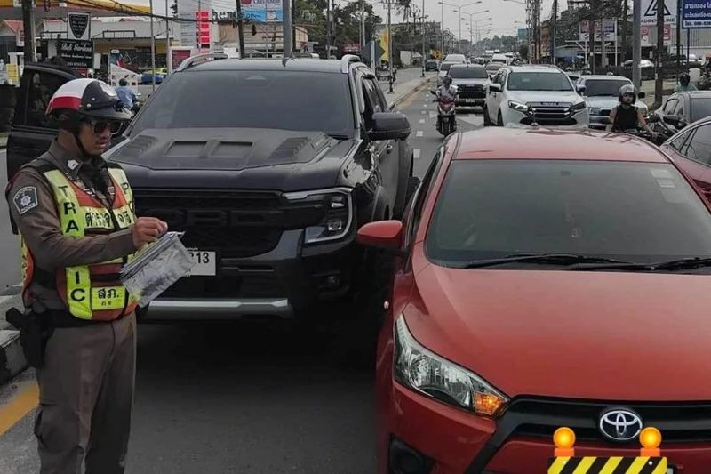 Ein Thailänder forderte den Fahrer eines russischen Pickups auf, die Verantwortung für einen Autounfall auf der Rawai Road in Phuket am 29. Oktober zu übernehmen , nachdem der Ausländer zweimal nicht bei der Polizei erschienen war .