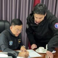 Am 31. Oktober nahm die Bangkoker Polizei sieben Personen fest, darunter sechs Beamte des Cyber Crime Investigation Bureau, die in ein aufwendiges Erpressungsprogramm im Wert von 300 Millionen Baht verwickelt waren, das einen gefälschten Durchsuchungsbefehl und Anschuldigungen wegen Passfälschung beinhaltete. Den Verdächtigen, angeführt von Oberstleutnant Chanchai (41), wird Erpressung, Amtsmissbrauch und Betrug vorgeworfen.