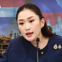 Die Regierung von Premierministerin Paetongtarn Shinawatra steht wegen der Verhandlungen über die Aufteilung der Vorteile in den von Thailand und Kambodscha beanspruchten Seegebieten unter Druck. Der Rahmen für die Gespräche, das 2001 unter der Regierung Thaksin Shinawatras unterzeichnete Memorandum of Understanding (MOU), wurde von politischen Gruppen, Akademikern, ehemaligen Militärs und anderen kritisiert.