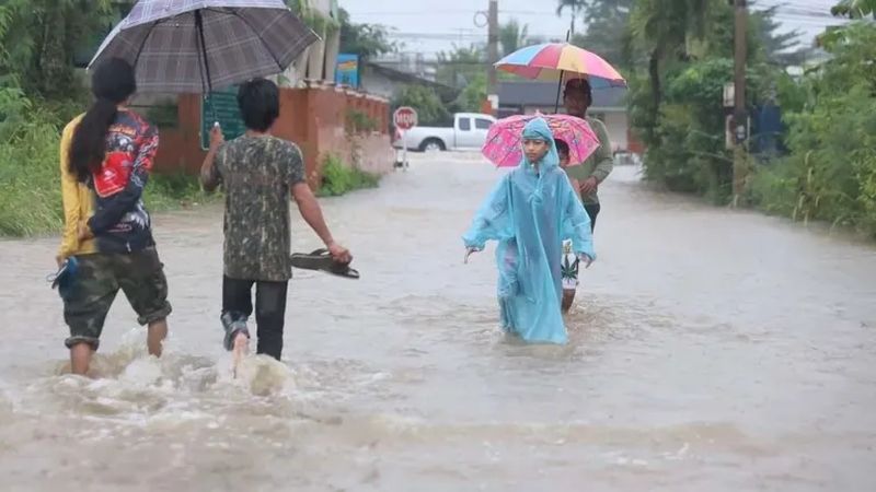 Zwei Bezirke von Songkhla wurden gestern Abend (27. Nov.) schwer überschwemmt. In einigen Gebieten drang das Hochwasser in die Häuser der Menschen ein. Die Wetterdienstbehörde warnte, dass es im unteren Süden bis Samstag, den 30. Nov., weiterhin zu starken bis sehr starken Regenfällen kommen werde, berichteten die Zeitung Naewna und Amarin TV.