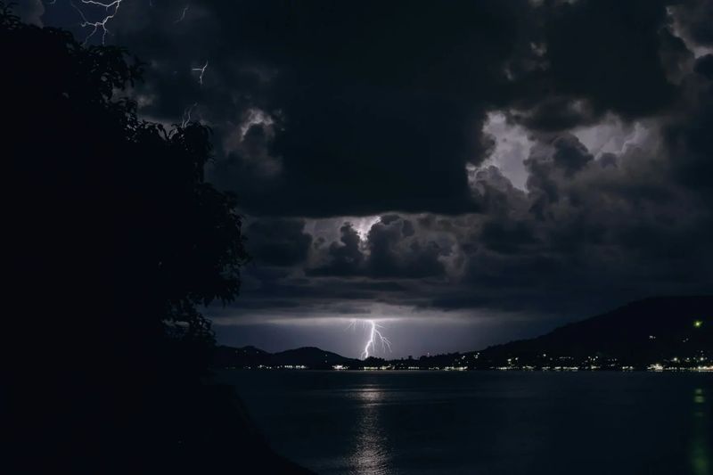 Die jüngsten Wetterbedingungen haben die thailändische Wetterdienstbehörde (TMD) dazu veranlasst, eine Warnung vor schweren Monsunregenfällen herauszugeben, die 28 Provinzen in Thailand, darunter auch Bangkok, betreffen. In der Hauptstadt werden heftige Regenfälle erwartet, die 40 % der Fläche bedecken werden, weshalb die Bewohner Vorsicht walten lassen müssen.