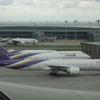 Die Aktionäre von Thai Airways International (THAI) müssen noch entscheiden, ob sie im Einklang mit dem Sanierungsplan des Unternehmens weiteres Kapital in das Unternehmen pumpen wollen, da sich seine finanzielle Lage verbessert hat. Ein Vorschlag fordert zusätzliche 12,5 Mrd. Baht Herr Tibordee sagt, die verbesserte Leistung der Fluggesellschaft lasse die Aktionäre über den Vorschlag einer Kapitalerhöhung nachdenken.