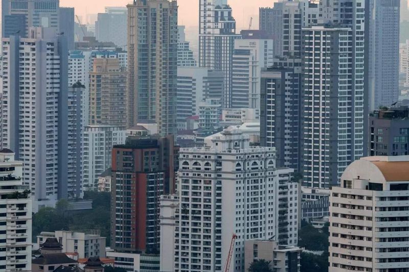Thailand steht derzeit an einem Scheideweg und erwägt mögliche Reformen seines Immobilienrechts, die die Rahmenbedingungen für ausländische Käufer erheblich verändern könnten. Prominente Persönlichkeiten, darunter Thaksin Shinawatra, ein inoffizieller Berater der Regierung, plädieren für Änderungen, um ausländische Investitionen in den Immobilienmarkt des Landes anzukurbeln, in der Hoffnung, das in den letzten Jahren schleppende Wirtschaftswachstum anzukurbeln.