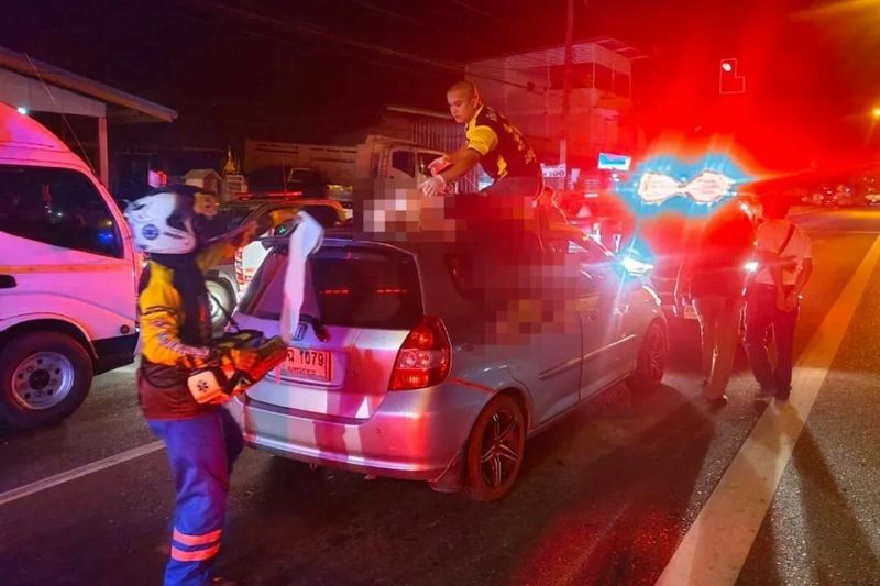 Ein Thailänder hat vorgestern in der Provinz Surin im Isaan mit seinem Kleinwagen einen Fußgänger tödlich angefahren und ist mit der Leiche 30 Kilometer auf dem Autodach weitergefahren, wobei er behauptete, er habe nichts davon gewusst