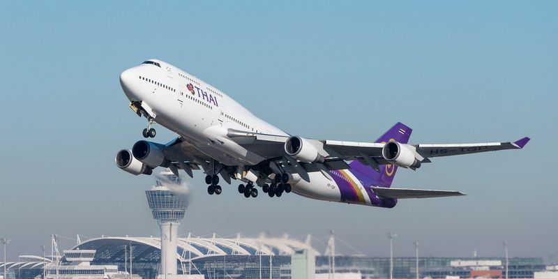 Das thailändische Verkehrsministerium hat ein besonderes Neujahrsgeschenk für alle Reisende angekündigt. In Zusammenarbeit mit den Fluggesellschaften soll das Problem teurer Flugtickets gelöst werden. Pünktlich zur Ferienzeit bieten sie vom 26. Dezember bis 5. Januar 30 % Rabatt auf 50.000 Sitzplätze. Das thailändische Finanzministerium plant außerdem eine Kapitalspritze zur Erholung von Thai Airways.
