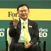 Der ehemalige Premierminister Thaksin Shinawatra sagte, dass das heute zu erwartende Urteil des Verfassungsgerichts keinerlei Auswirkungen auf ihn haben werde, da er bereits im Himmel und in der Hölle gewesen sei und nun wieder auf der Erde sei.