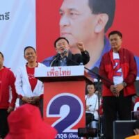 Am 13. November hielt der ehemalige Premierminister Thaksin Shinawatra im Wat Sri Nakaram im Bezirk Kumphawapi in Udon Thani seine erste öffentliche Rede seit 18 Jahren und forderte die Wähler auf, sich seinen Namen zu merken, wenn ihnen Srawuts Name beim Abstimmen nicht einfällt. Er versicherte der Menge auch, dass er Premierminister Paetongtarn „Ing“ Shinawatra nicht beeinflussen werde.
