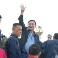 Obwohl es ihm verboten ist, politische Ämter zu übernehmen, wird der faktische Pheu Thai Vorsitzende Thaksin Shinawatra nächsten Monat als „eingeladener Experte“ an einem Pheu Thai Workshop teilnehmen. De Facto Pheu Thai Chef Thaksin Shinawatra wird nächsten Monat sicherlich an einem Parteiworkshop in Hua Hin teilnehmen, bestätigte Pheu Thai-Generalsekretär Sorawong Thienthong gestern (15. November).