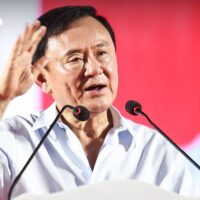 Während seines Wahlkampfs für den PAO-Kandidaten der Pheu Thai verspricht der ehemalige Premierminister Thaksin, die Not zu lindern und bis Mitte 2025 für eine Wiederbelebung der lokalen Wirtschaft zu sorgen In seiner Rede vor rund 5.000 Anhängern im Bezirk Ban Dung in Udon Thani wies der ehemalige Premierminister Thaksin Shinawatra darauf hin, dass viele Einwohner noch immer mit Not und hohen Schulden zu kämpfen hätten.