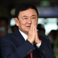 Der ehemalige thailändische Premierminister Thaksin Shinawatra hat in einem Gerichtsverfahren, in dem sowohl er als auch die regierende Pheu Thai Partei mit schweren Vorwürfen konfrontiert sind, noch keine Zeugenaussage gemacht. Die Vorwürfe deuten auf Versuche hin, Thailands konstitutionelle Monarchie zu untergraben. Diese Entwicklung kommt, da die Frist für die Staatsanwälte, ihre Ergebnisse dem Verfassungsgericht vorzulegen, schnell näher rückt.