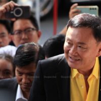 Der ehemalige Premierminister Thaksin Shinawatra verlässt am 19. August das Strafgericht in Bangkok nach einer angesetzten Anhörung wegen der gegen ihn erhobenen Anklage wegen Majestätsbeleidigung.