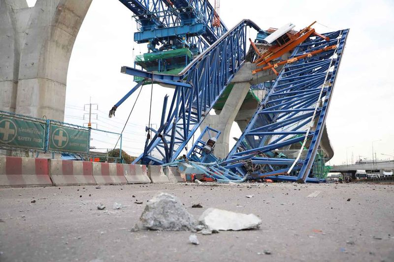 Der Startkran und vorgefertigte Betonsegmente stürzten am frühen Freitagmorgen auf der Rama II Road in der Provinz Samut Sakhon ein. (Fotos: Zweigstelle Samut Sakhon der Abteilung für Öffentlichkeitsarbeit der Regierung)