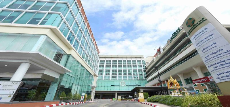 In einem Hotel an der Sukhumvit Road in Na Jomtien ereignete sich eine tragische Szene , als ein Mann bei einem schrecklichen Unfall tödlich stürzte . Am 2. November um Punkt 21:50 Uhr erhielt Polizeioberst Watthanachai Saengrit, der Chef der Polizeistation Na Jomtien, die alarmierende Nachricht.Ohne Zeit zu verlieren, eilte er zum Unfallort, begleitet von Sanitätern des Wat Yan Sangwararam-Krankenhauses und der Sattahip Rescue Foundation.