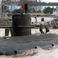 Die thailändische Marineführung tritt derzeit in der Schwebe: Der geplante Erwerb eines in China gebauten U-Bootes ist weiterhin in der Schwebe, nachdem Verteidigungsminister Phumtham Wechayachai ankündigte, dass eine „Machbarkeitsstudie“ noch im Gange sei. Bei diesem lang erwarteten Projekt im Wert von 12,4 Milliarden Thai Baht geht es um die Beschaffung eines U-Boots der Yuan-Klasse S26T.